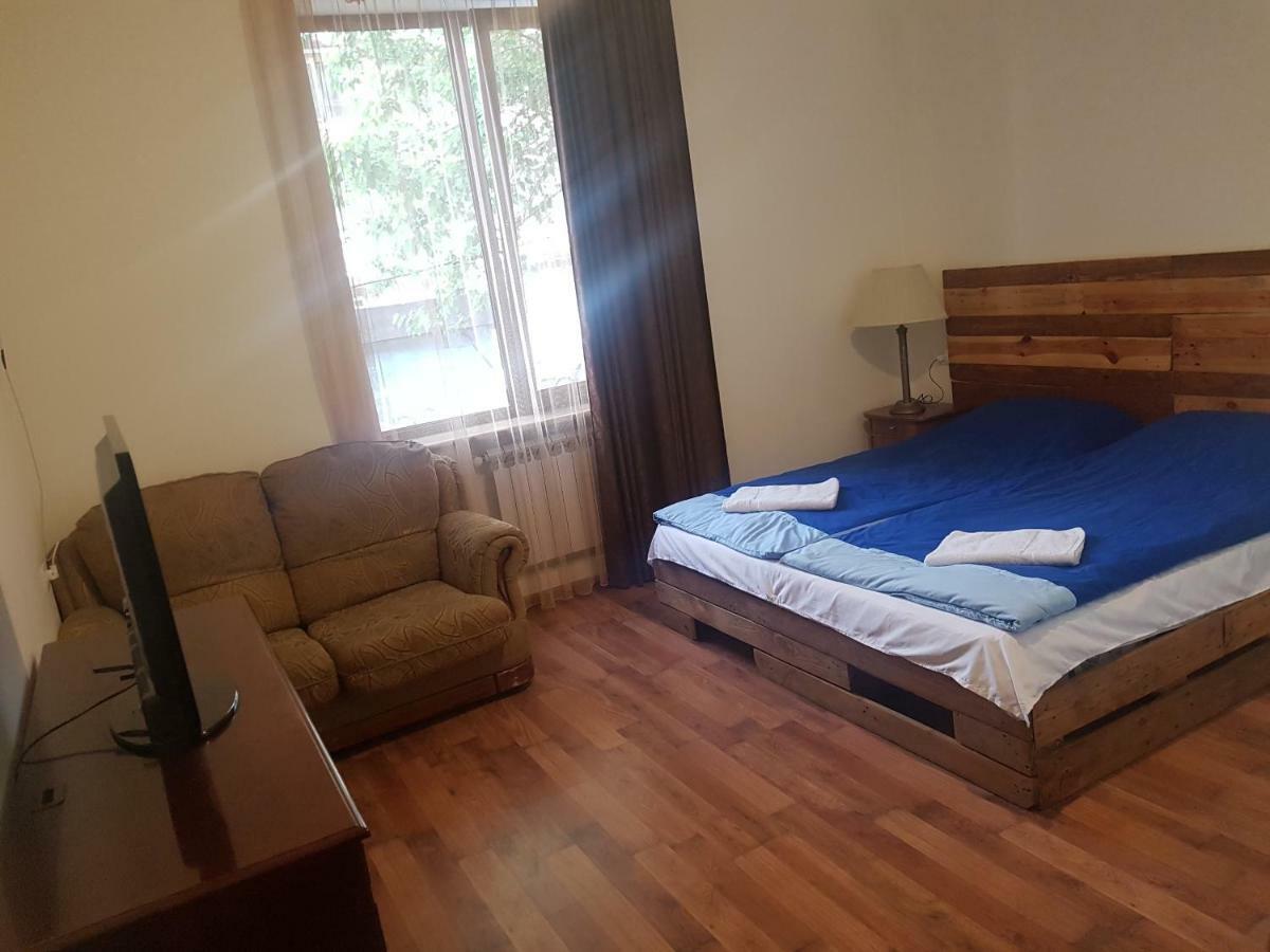 Shat Lav Hostel Erivan Exterior foto